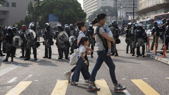 Hong Kong protestoların gölgesinde yerel seçim için sandık başına gidiyor