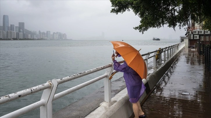 Hong Kong'da "Talim Tayfunu" nedeniyle okullar ve borsa geçici olarak kapatıldı