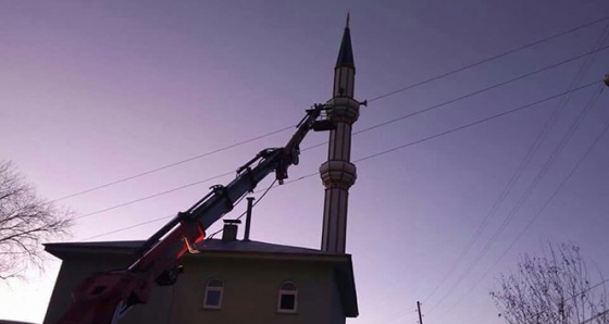 Hoparlörü onarmak için çıktığı minarede kalp krizi geçirip öldü