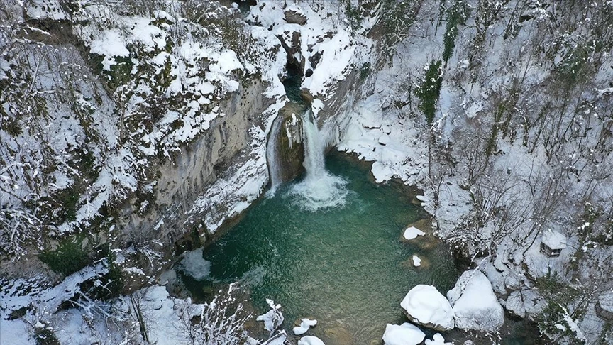 Horma Kanyonu ve Ilıca Şelalesi ziyaretçilerini karlı manzarasıyla karşılıyor