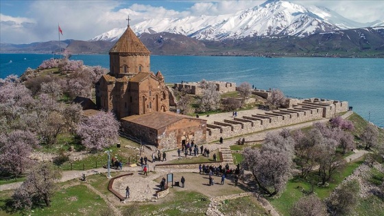 Hoşgörü adası Akdamar, tüm ihtişamıyla ziyaretçilerini ağırlıyor