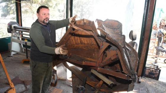 Hurda otomobil ve motosiklet parçalarına sanatsal dokunuş