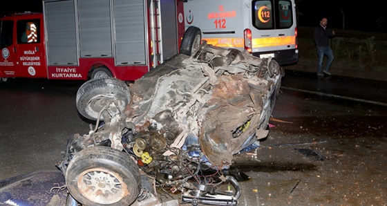 Hurdaya dönen otomobilden yaralı olarak kurtuldular