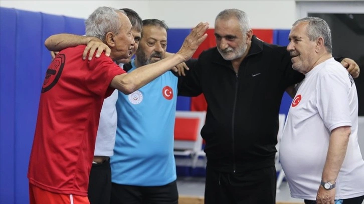 Huzurevi bocce takımının kaptanlığı 78 yaşındaki "Şahin Amca"ya emanet