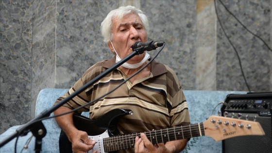 Huzurevinde müzikle hayata tutunan gitarist, şarkılarıyla arkadaşlarına da moral veriyor