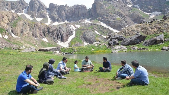 Huzurun adresi Cilo Dağları'nda erbane ve santur dinletisi