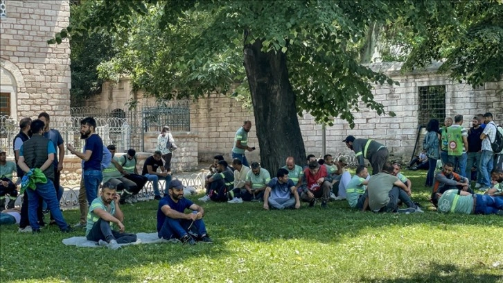 İBB Ağaç AŞ'de işten çıkartılan işçilerin belediye karşısındaki bekleyişi sürüyor