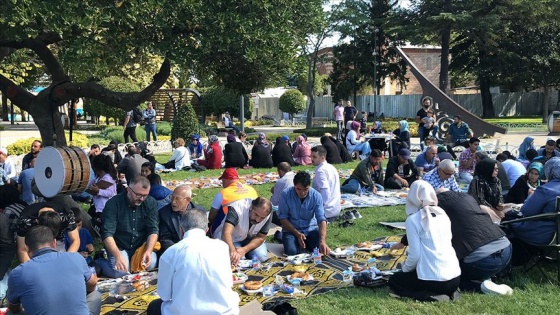 İBB'de işten çıkarılan işçiler vatandaşlarla bir araya geldi