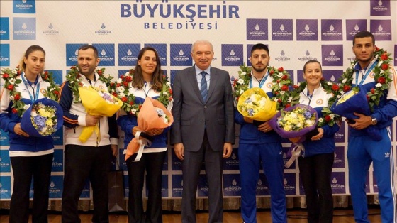 İBB'den 19 başarılı sporcuya ödül jesti