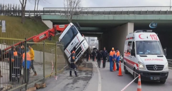 İBB'nin Kadıköy'de vinci devrildi, vatandaşlar ölümden döndü