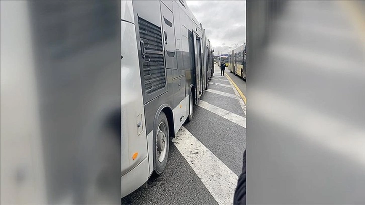 İBB'nin yeni metrobüsü arızalandı