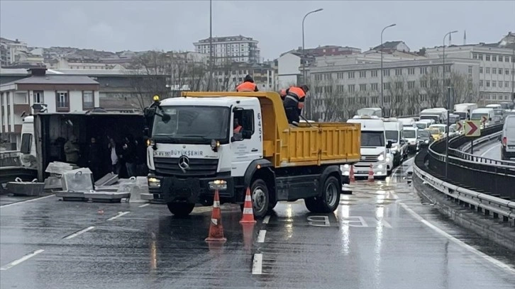 İBB'ye ait yol bakım aracına çarpan kamyonun sürücüsü öldü