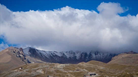 İç Anadolu'nun en yüksek dağı Erciyes'e kar yağdı