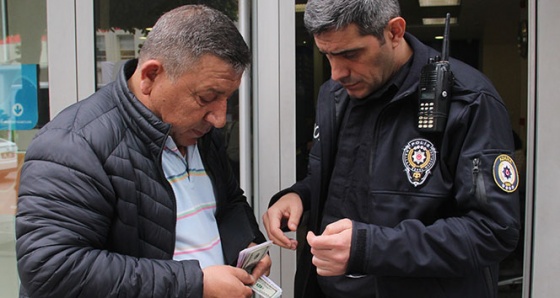 İçinde 35 bin 673 lira olan cüzdanı bulup polise teslim etti