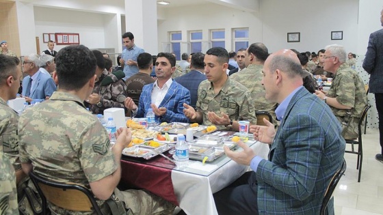 İçişleri Bakanı Soylu iftarını asker ve güvenlik korucularıyla yaptı