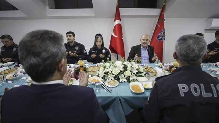 İçişleri Bakanı Soylu ilk sahurunu polis ve bekçilerle yaptı