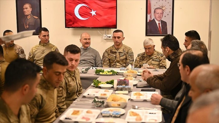 İçişleri Bakanı Soylu, İran sınırındaki jandarmalarla yeni yılın ilk kahvaltısını yaptı