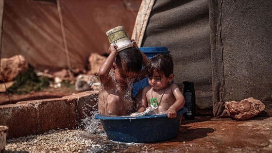 İdlib kamplarındaki siviller kavurucu sıcaklarla mücadele ediyor