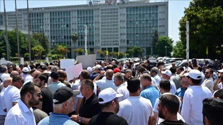 İETT'ye bağlı özel halk otobüsü sahiplerinden İBB binası önünde protesto