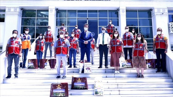 Iğdır'da öğretmenler, sokağa çıkmayan öğrencilere kitap dağıtıyor