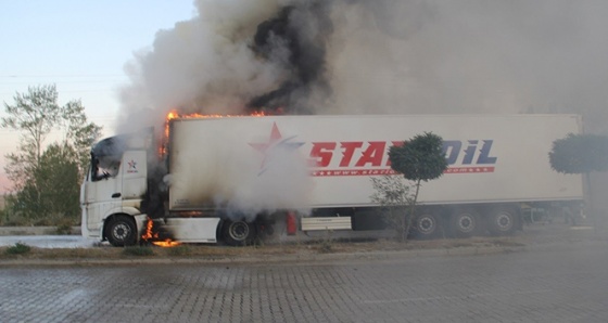 Iğdır’da seyir halindeki tır alev alev yandı