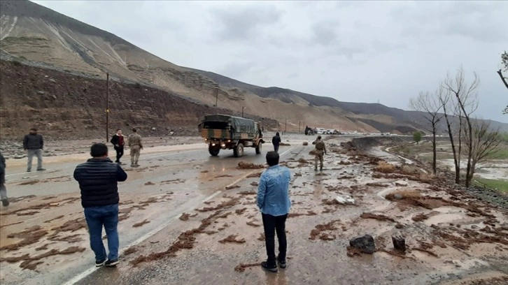 Iğdır'da etkili olan sağanak sel ve heyelana neden oldu