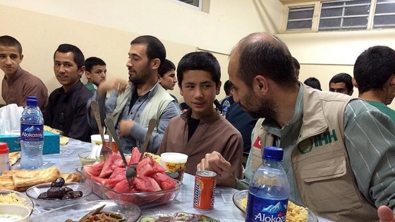 İHH Afganistan'da yetimlere iftar verdi