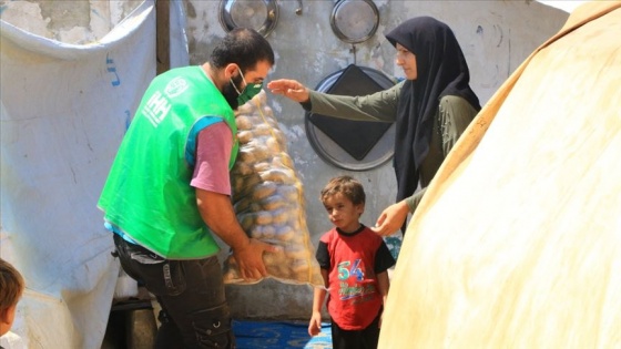 İHH Afrin'deki ailelere 25 ton patates dağıttı