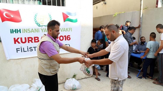 İHH Gazze'de kurban eti dağıttı