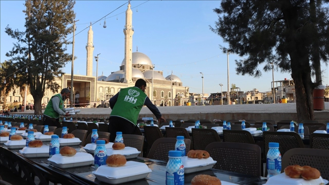 İHH, Humus'ta her gün 1500 kişiye iftar veriyor