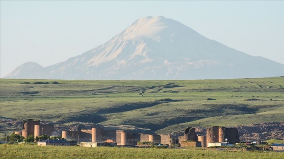 İhtişamlı Ağrı Dağı ile antik kent aynı karede