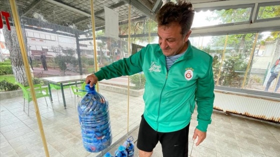 İhtiyaç sahiplerine tekerlekli sandalye almak için her gün 12 kilometre yürüyor