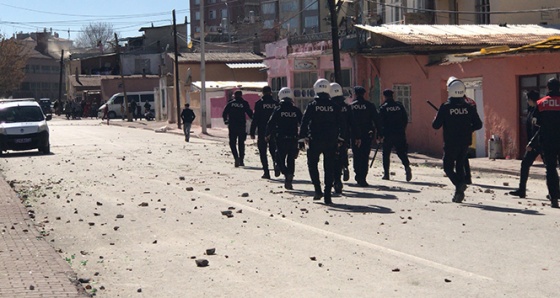 İki ailenin taşlı kavgasına polis müdahale etti