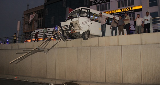 İki araç çarpıştı, minibüs askıda kaldı: 7 yaralı