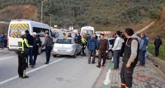 İki araç kafa kafaya çarpıştı: 5 yaralı...