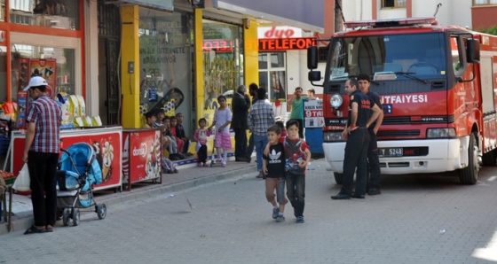 İki küçük kardeş çakmakla evi yaktı, faciadan dönüldü