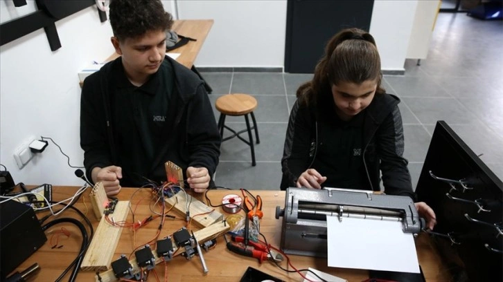 İki liseli görme engelliler için sesi Braille alfabesine dönüştüren cihaz yaptı