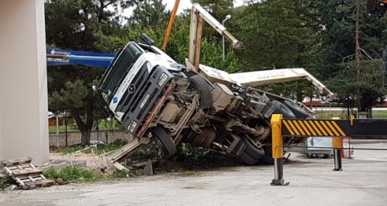 İki okul arasındaki inşaata beton döken pompa aracı devrildi