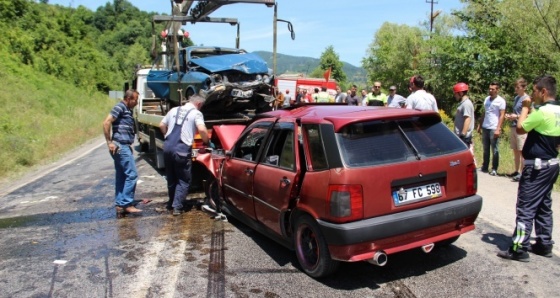 İki otomobil kafa kafaya çarpıştı: 7 yaralı