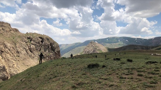 İki teröristi teslim olmaları için aileleri ikna etti