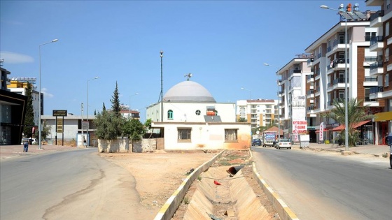 İki yol arasında kalan cami dikkati çekiyor