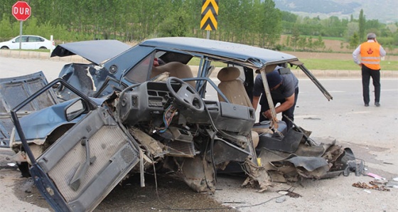 İkiye bölünen otomobilin sürücüsü ağır yaralandı