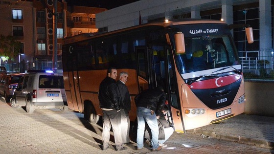 İkiz plaka taktığı araçları aynı sokağa park etti