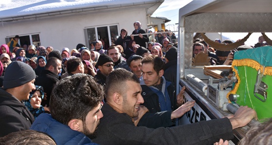 İkizler ve anneleri göz yaşları içinde defnedildi