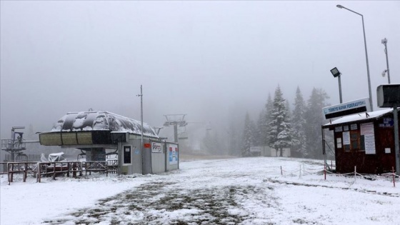 Ilgaz Dağı mayıs ayında yağan karla beyaza büründü