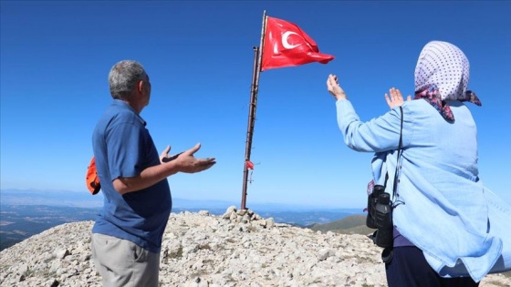 Ilgaz Dağı'nın zirvesinde 20 yıldır Türk bayrağını dalgalandırıyor