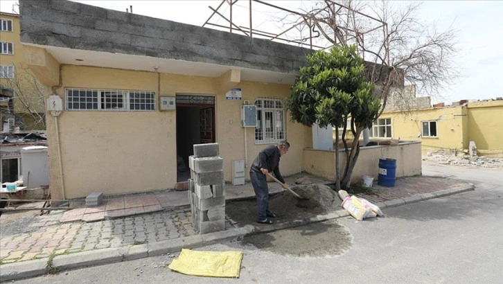 İlk depremin merkez üssü Pazarcık'ta vatandaşlar hafif hasarlı evlerin onarımına başladı