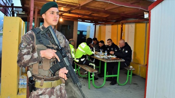 İlk iftarlarını kontrol noktasında nöbetleşe yaptılar