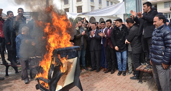 İlk işi makam koltuğunu yakmak oldu