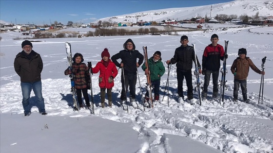 İlk kez kayakla tanışan Karslı köy çocukları karlı tepeleri piste dönüştürdü